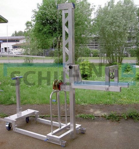 Eine SCHILLING Multilift Speziallösung steht auf einem Gehweg vor einer Wiese mit Bäumen im Hintergrund.