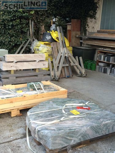 Verschiedene Hebetechnik auf dem Hof eine Steinmetzes, im Hintergrund ein SCHILLING Portalkran.