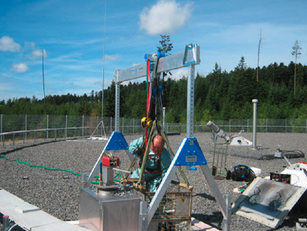 Alu-Portalkran von SCHILLING wird bei Wartungsarbeiten in einem Klärwerk eingesetzt, um schwere Geräte sicher zu heben und zu bewegen.