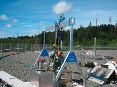 Alu-Portalkran von SCHILLING wird bei Wartungsarbeiten in einem Klärwerk eingesetzt, um schwere Geräte sicher zu heben und zu bewegen.