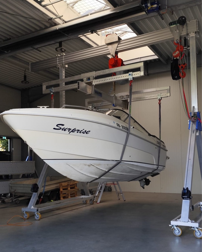 SCHILLING Aluminium-H-Traverse beim sicheren Heben eines Boots