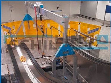 Ein leichter, mobiler Aluminium-Portalkran von SCHILLING wird für Wartungsarbeiten an Gepäckförderbändern in einem Flughafen eingesetzt.