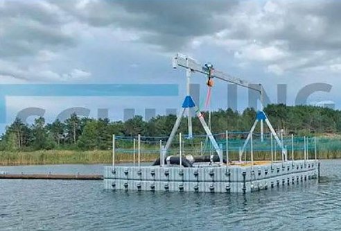Schwimmende Arbeitsplattform mit SCHILLING Aluminium-Portalkran auf Baggersee, genutzt als Pontonkörper für Arbeits- und Pumpen-Einsätze.