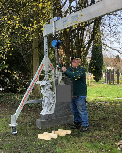 Ein Alu-Portalkran im Einsatz auf einem Friedhof.