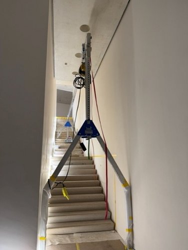 Sonderkran für beengte Platzverhältnisse | Aluminium-Portalkran Sonderlösung SCHILLING Aluminium-Sonderkran bei der Montage einer Treppe in engem Treppenhaus