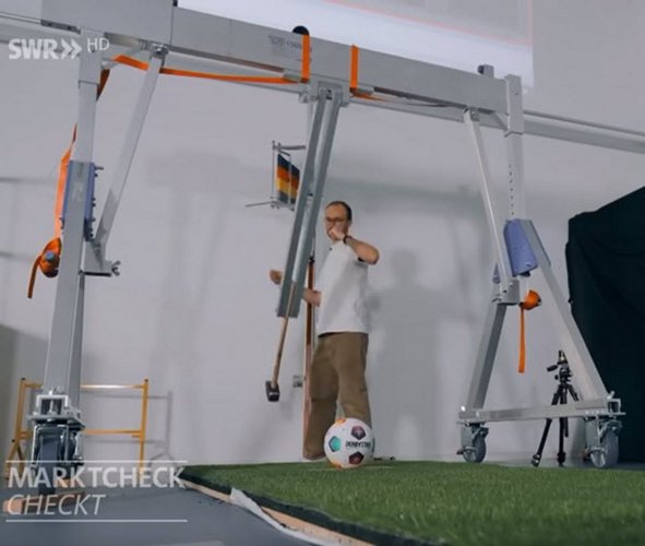 Mobiler SCHILLING Aluminium-Portalkran als Ballschussmaschine für ein Forschungsprojekt der Deutschen Sporthochschule Köln.