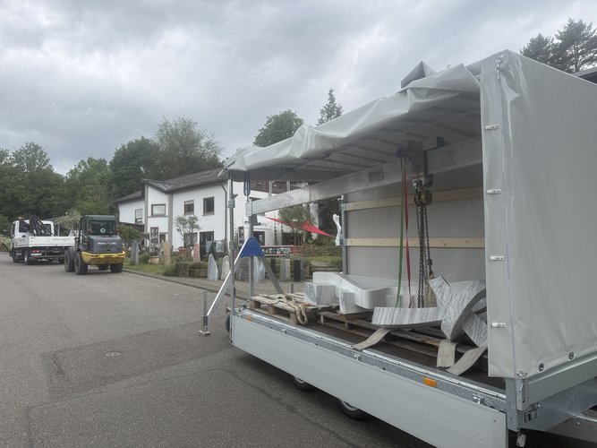 SCHILLING Aluminium-Portalkran mit kleinem Seitengestell beim Transport einer Skulptur