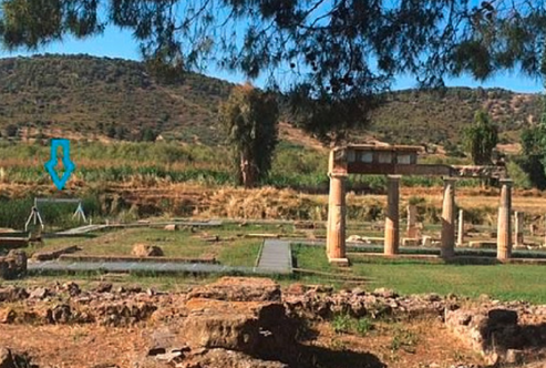 Ruinen einer antiken griechischen Baustelle mit einem modernen SCHILLING-Alu-Portalkran im Hintergrund, der zur Hebung und zum Transport von Baumaterialien verwendet wird.