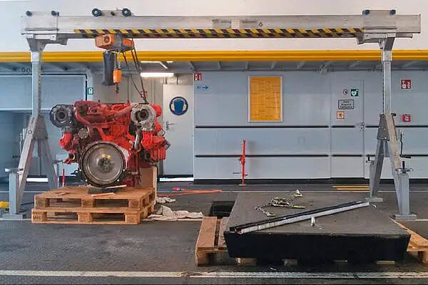 Ein SCHILLING Aluminium-Portal-Kran hebt einen großen Motor im Rahmen der Motorenrevision bei den Bodensee Schifffahrtsbetrieben.