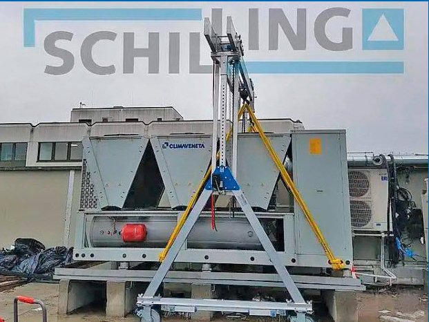 Ein mobiler Aluminium-Portalkran von SCHILLING hebt beim Dachsanierungsprojekt auf einem Gebäudedach schwere Klimaanlagen-Komponenten.