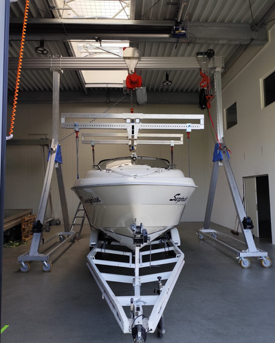 Boot wird mit SCHILLING H-Traverse und Kran sicher verladen