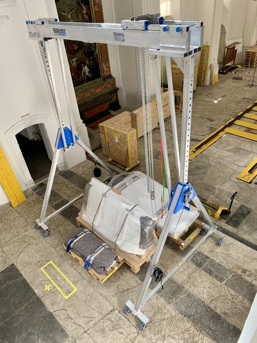 Extra hoher Aluminium-Portalkran im Einsatz bei einer Kirchenrenovierung – sicheres Heben in großer Höhe