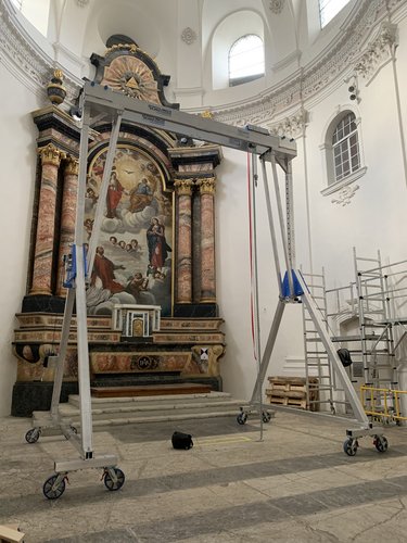 Extra hoher Aluminium-Portalkran im Einsatz bei einer Kirchenrenovierung