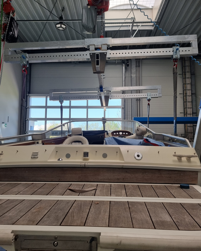 SCHILLING Aluminium-H-Traverse beim sicheren Heben eines Boots