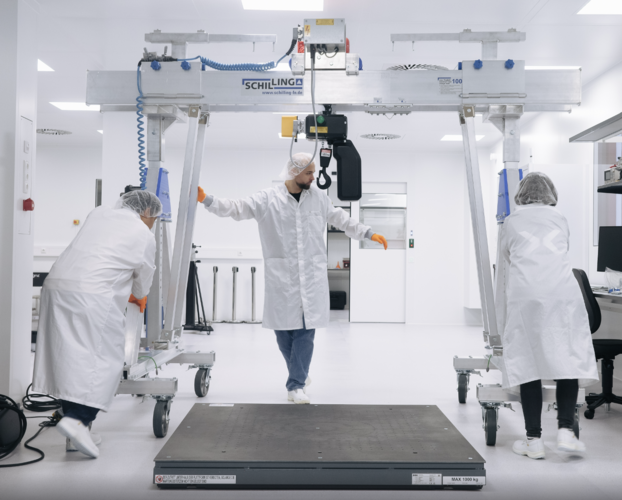 SCHILLING Aluminium-Portalkran beim Positionieren eines Integrationstisches im Reinraum