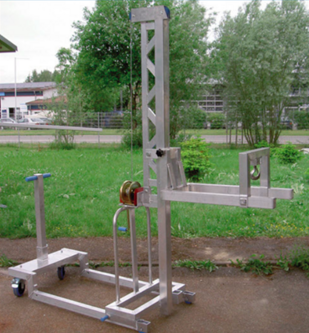 Sonderanfertigung Multilift von SCHILLING, der zum Heben und Bewegen schwerer Lasten im Freien eingesetzt wird.