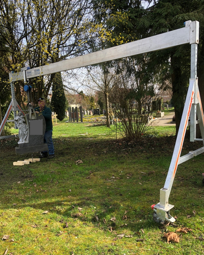 Ein Alu-Portalkran im Einsatz auf einem Friedhof.