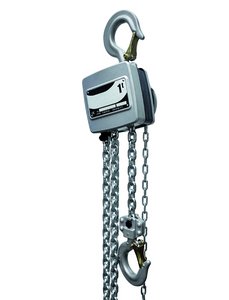 Metallische Hebekette mit zwei großen Haken, die an einem quadratischen Gerät befestigt sind.