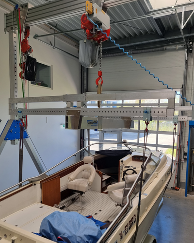 Boot wird mit SCHILLING H-Traverse und Kran sicher verladen